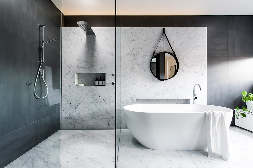 BAÑO El estudio australiano Minosa Design tuvo la suerte de disponer de \u201cun espacio vacío, cuadrado y con buena luz\u201d para diseñar este elegante baño que,
