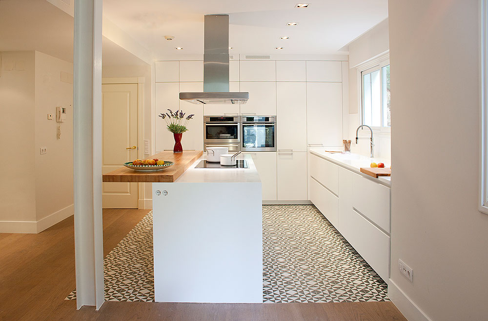 Cocina con alfombra de mosaico hidráulico de santos brezo Cocina santos sillas