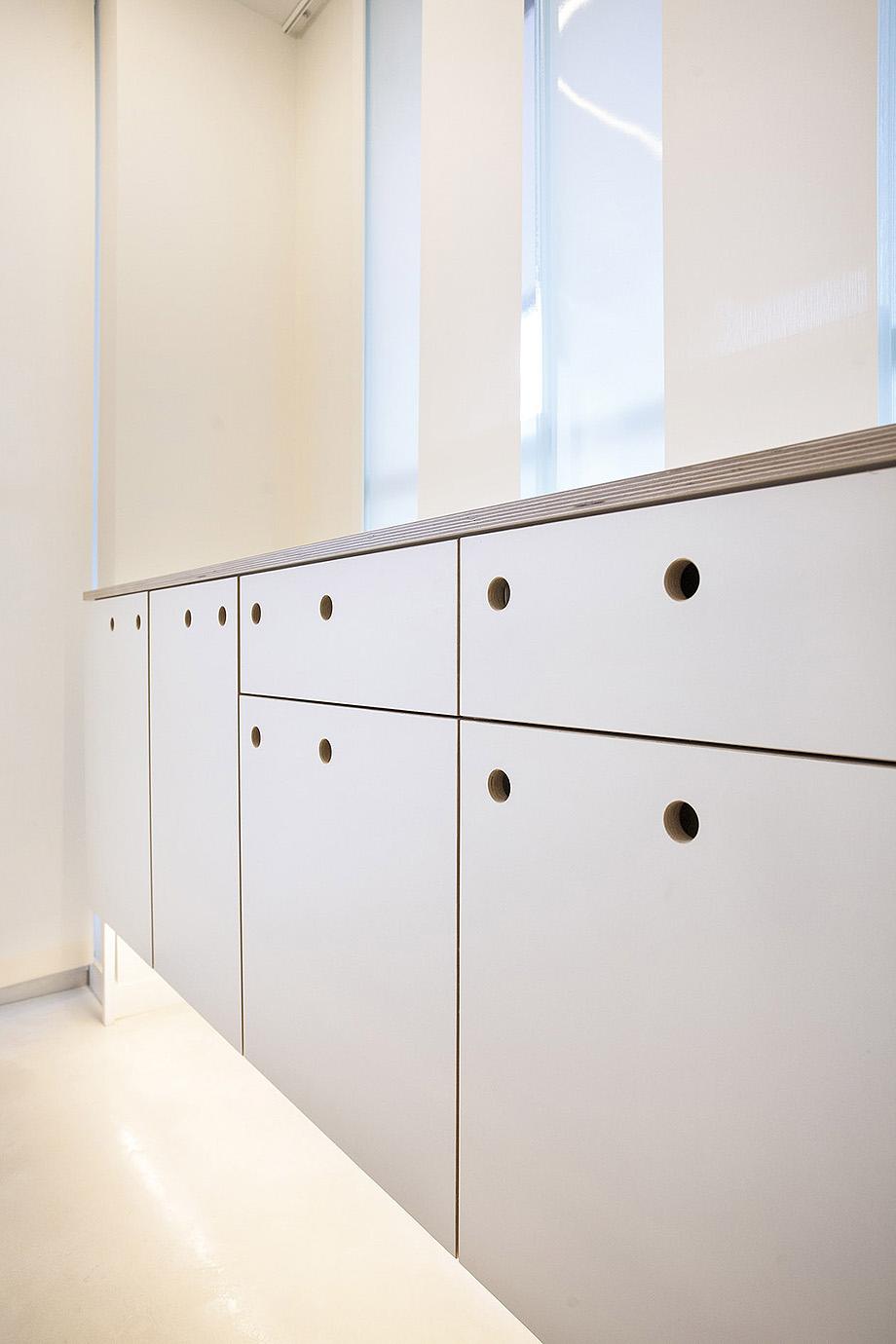 Clínica podológica de imagen unitaria y minimalista