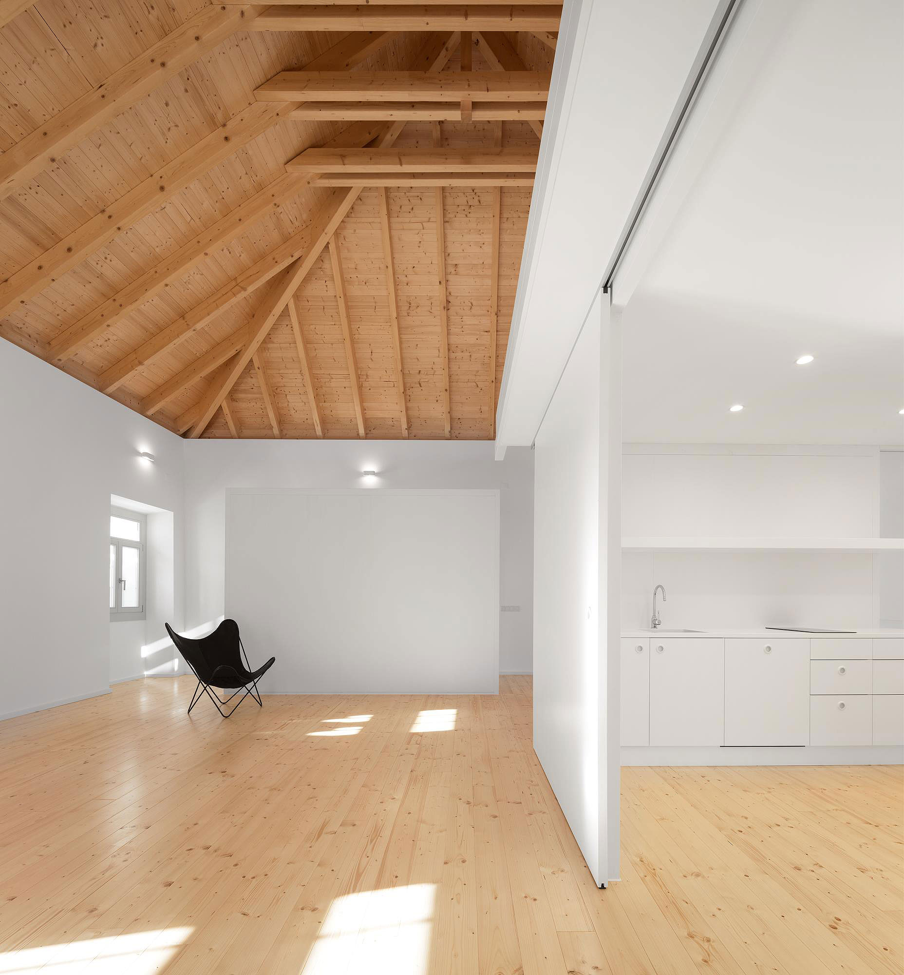 Histórica edificación convertida en galería de arte y loft, por Histórica edificación convertida en galería de arte y loft, por