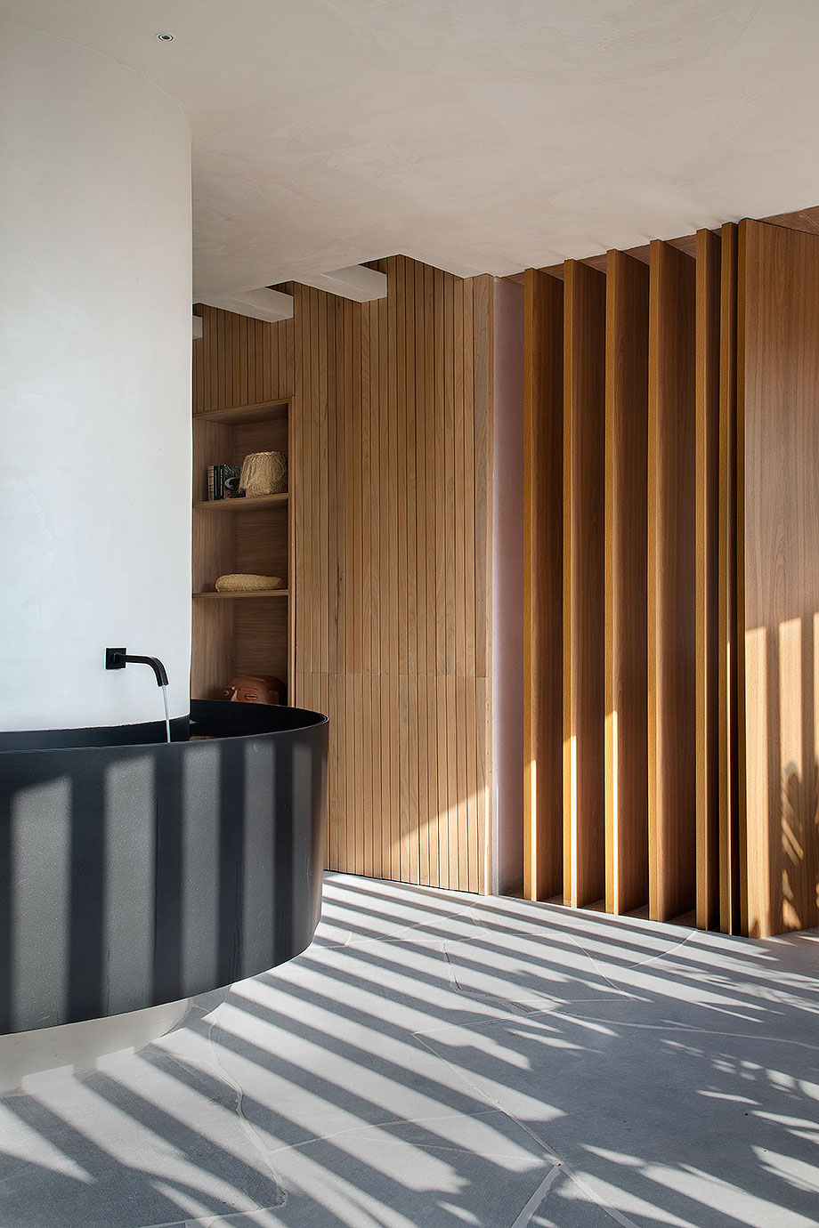 Un espacio tranquilo frente al caos, por GDL Arquitetura