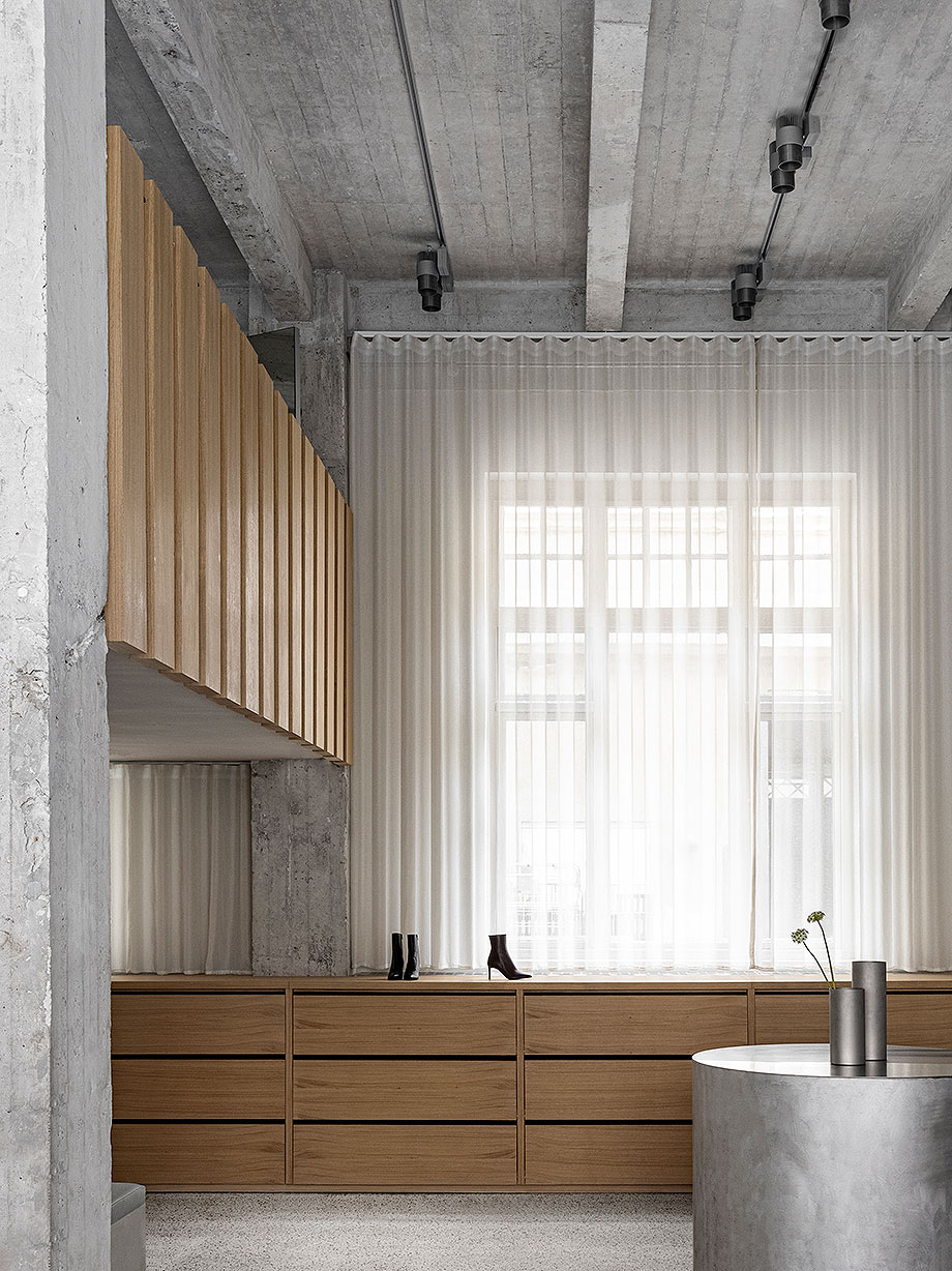 Elegante y multifuncional zapatería, por Norm Architects