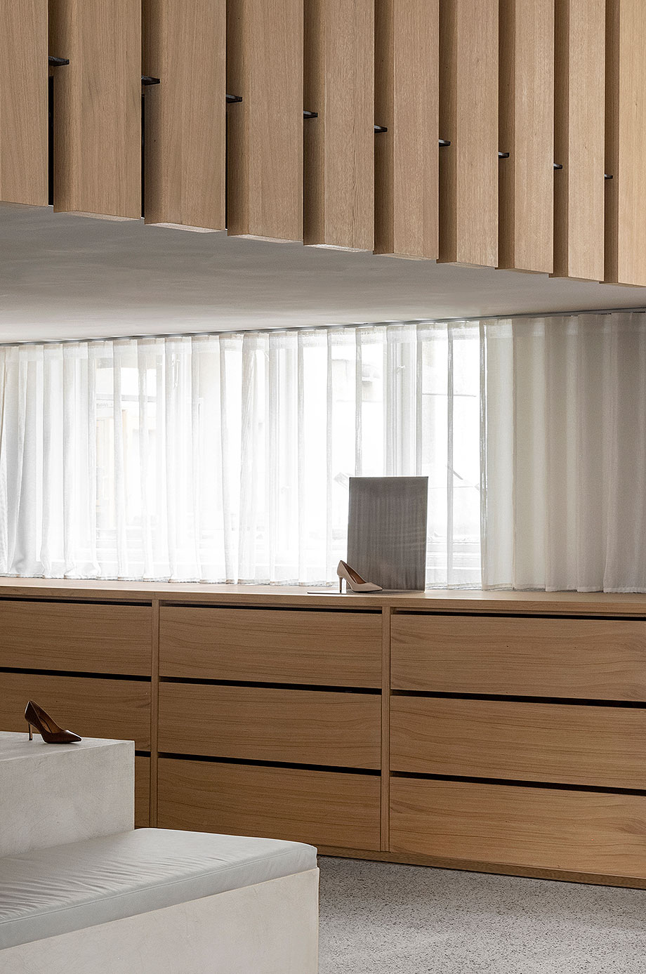 Elegante y multifuncional zapatería, por Norm Architects