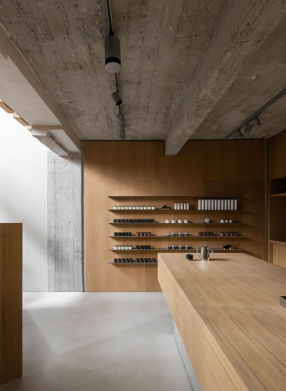 Elegante y multifuncional zapatería, por Norm Architects